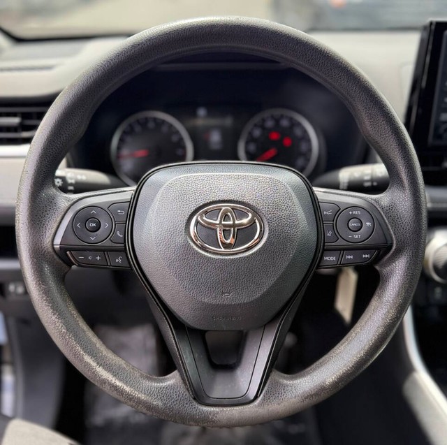 Toyota RAV4 Vehicle Full-screen Gallery Image 10
