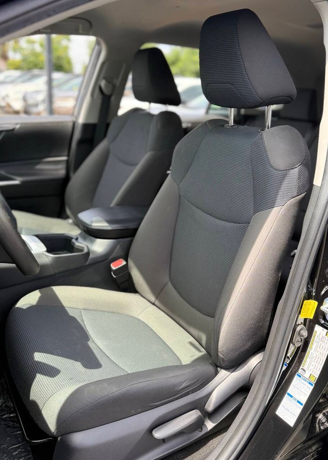 Toyota RAV4 Vehicle Full-screen Gallery Image 12