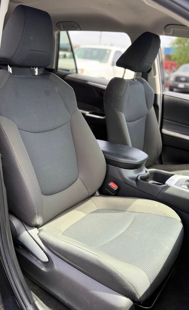 Toyota RAV4 Vehicle Full-screen Gallery Image 13