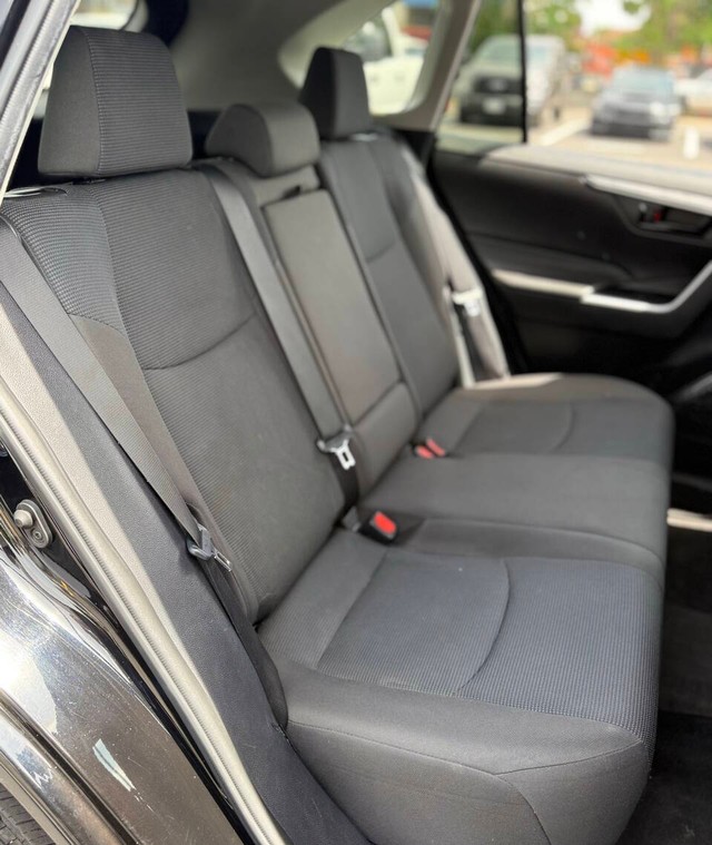 Toyota RAV4 Vehicle Full-screen Gallery Image 14