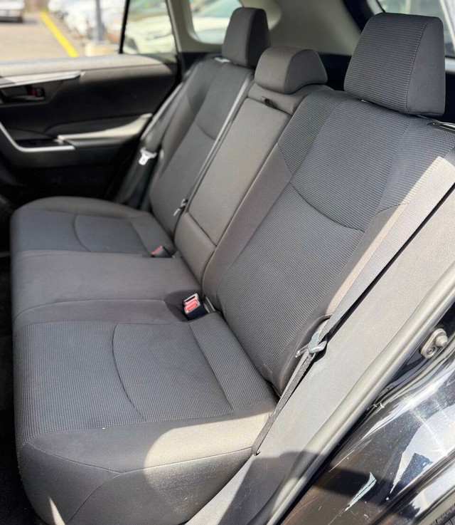 Toyota RAV4 Vehicle Full-screen Gallery Image 15
