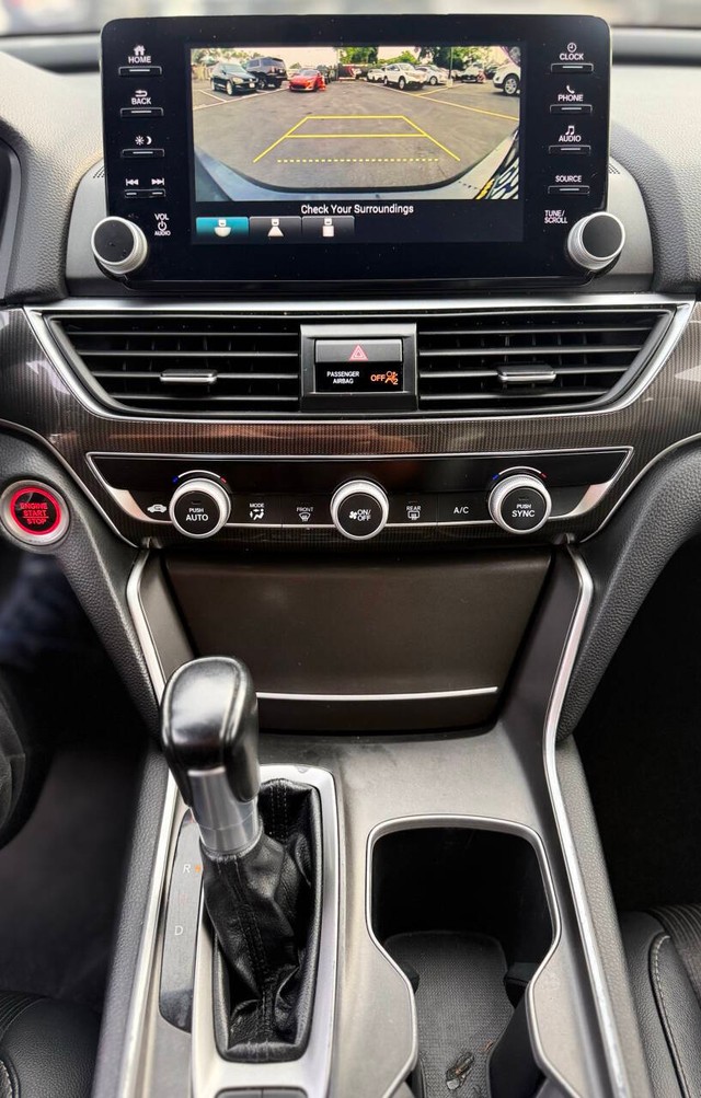 Honda Accord Sedan Vehicle Full-screen Gallery Image 11