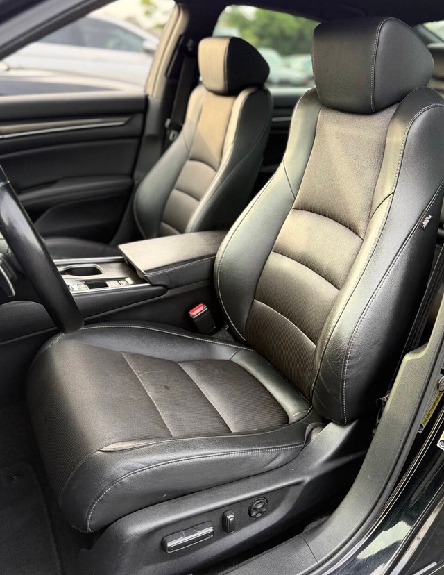 Honda Accord Sedan Vehicle Full-screen Gallery Image 12