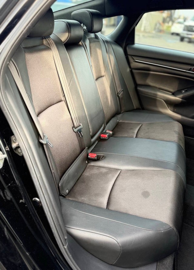 Honda Accord Sedan Vehicle Full-screen Gallery Image 14