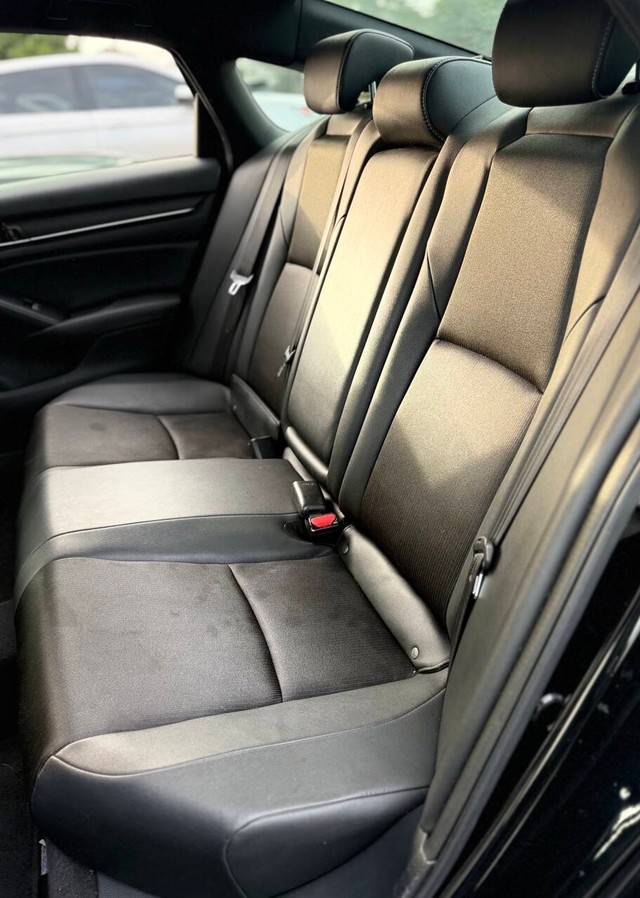 Honda Accord Sedan Vehicle Full-screen Gallery Image 15