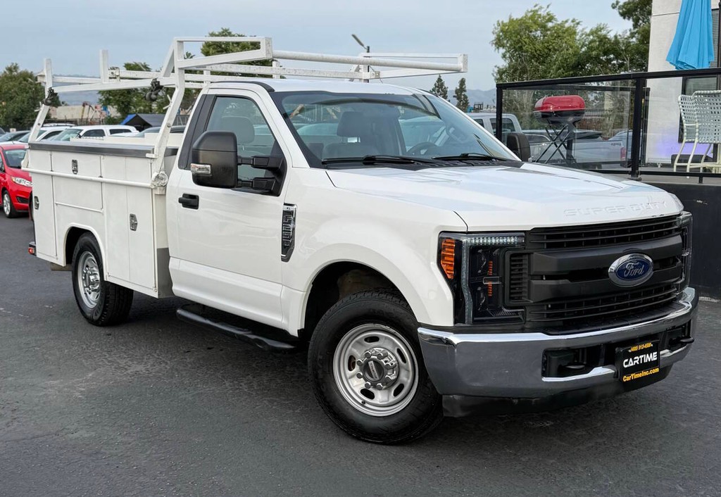 Ford Super Duty F-250 SRW Vehicle Full-screen Gallery Image 03