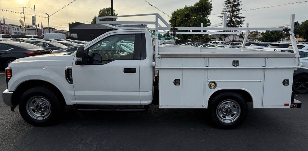Ford Super Duty F-250 SRW Vehicle Full-screen Gallery Image 04