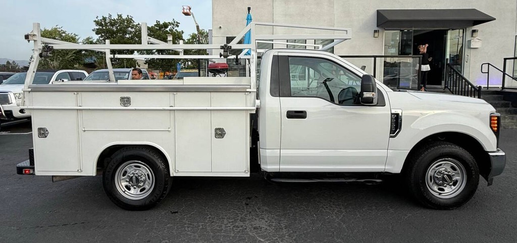 Ford Super Duty F-250 SRW Vehicle Full-screen Gallery Image 05