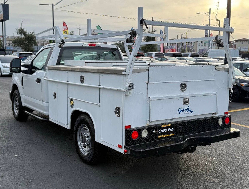 Ford Super Duty F-250 SRW Vehicle Full-screen Gallery Image 08