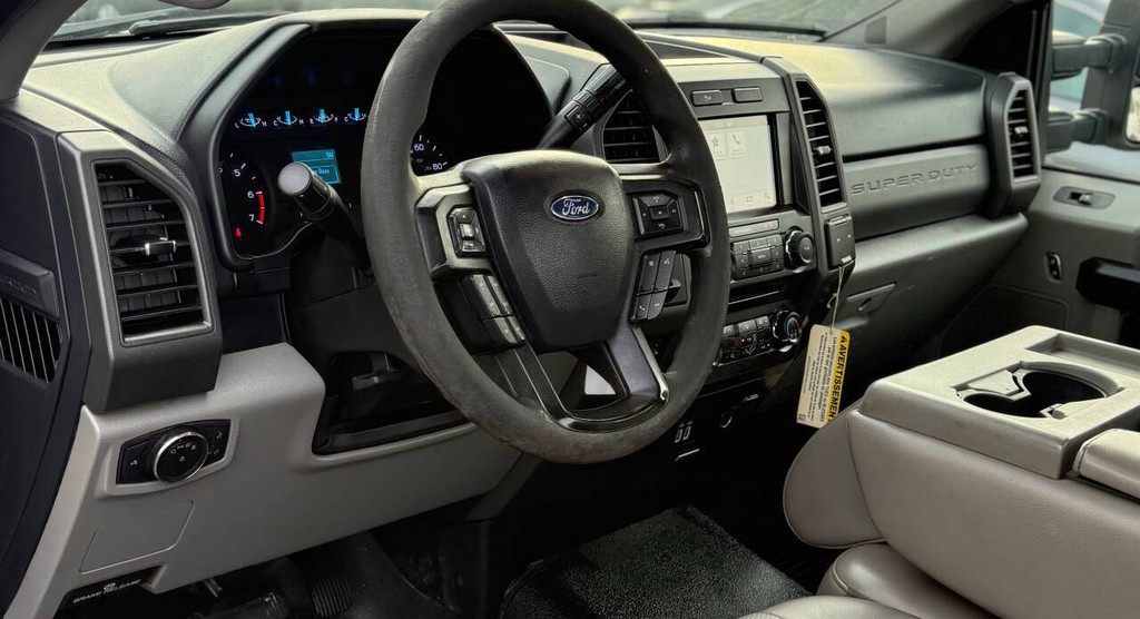 Ford Super Duty F-250 SRW Vehicle Full-screen Gallery Image 09