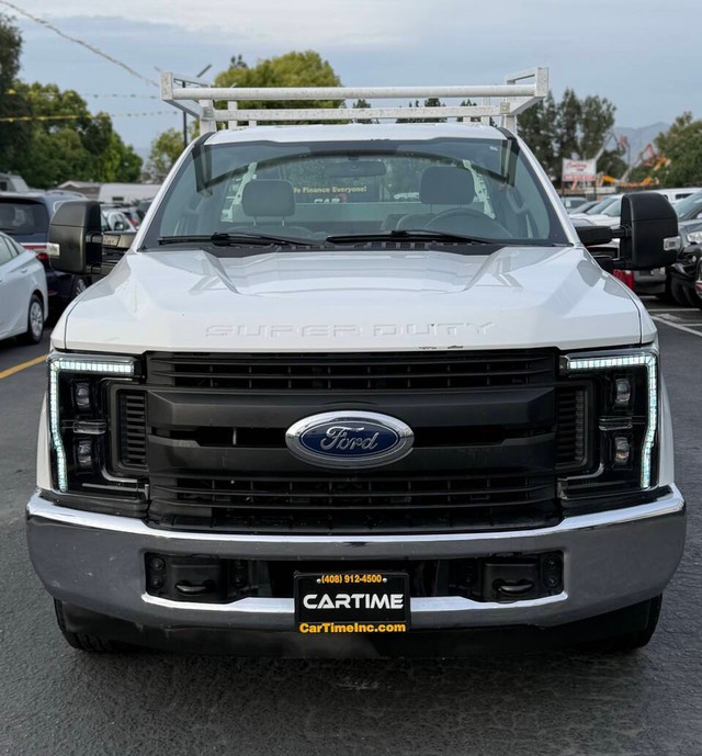Ford Super Duty F-250 SRW Vehicle Full-screen Gallery Image 02