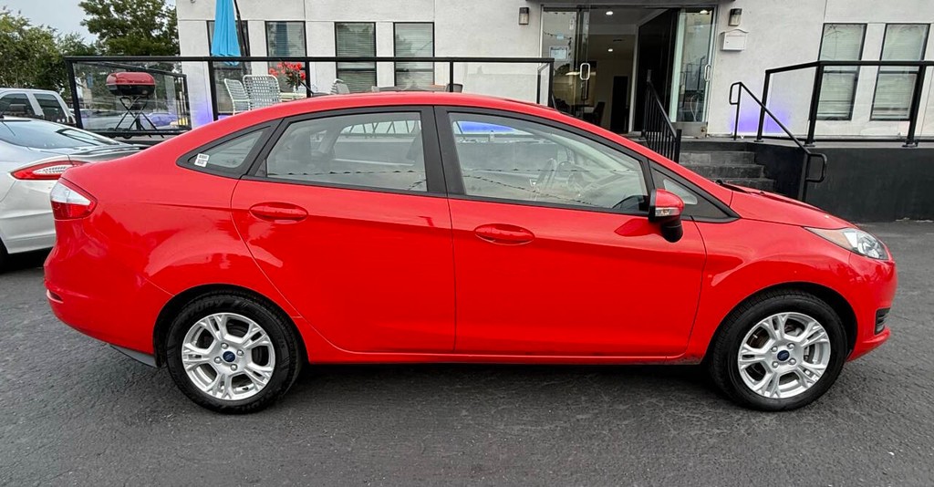 Ford Fiesta Sedan Vehicle Full-screen Gallery Image 05