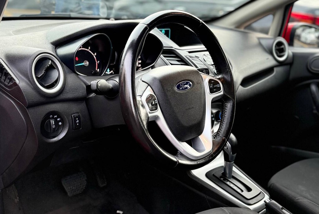 Ford Fiesta Sedan Vehicle Full-screen Gallery Image 08