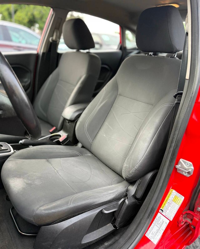 Ford Fiesta Sedan Vehicle Full-screen Gallery Image 11