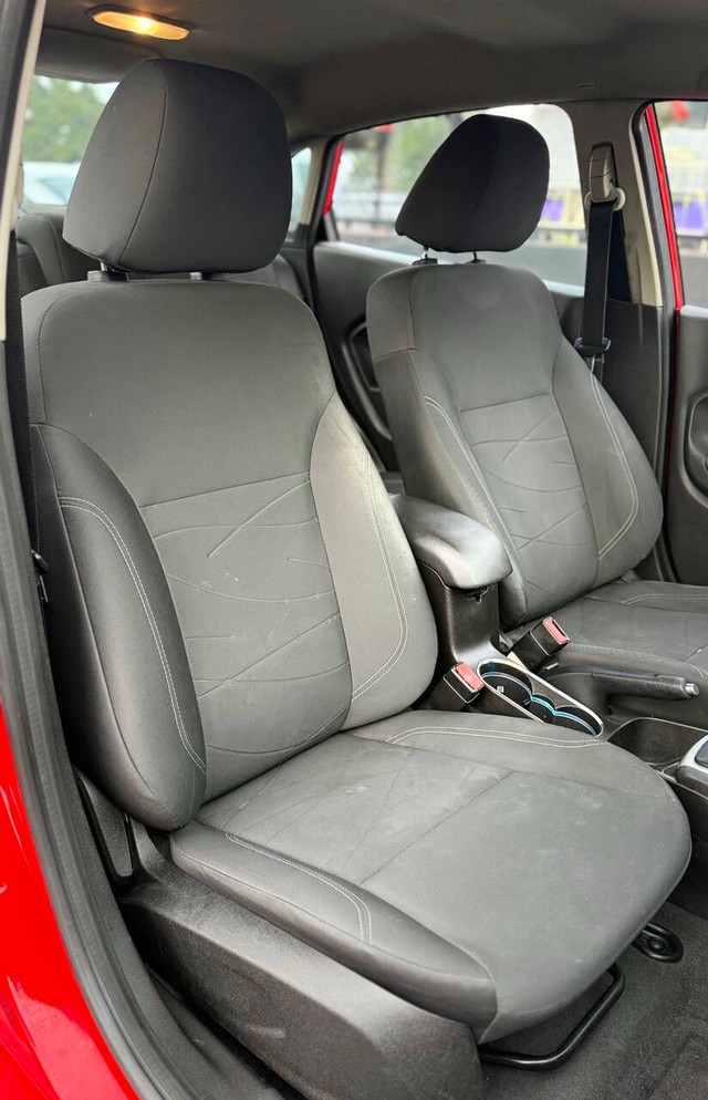 Ford Fiesta Sedan Vehicle Full-screen Gallery Image 12