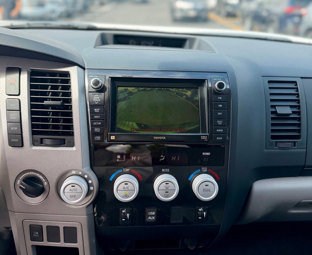 Toyota Tundra 4WD Truck Vehicle Full-screen Gallery Image 11