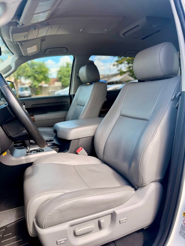 Toyota Tundra 4WD Truck Vehicle Full-screen Gallery Image 12