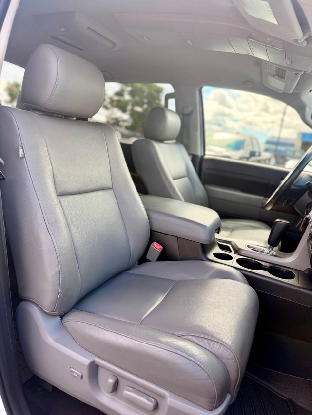 Toyota Tundra 4WD Truck Vehicle Full-screen Gallery Image 14