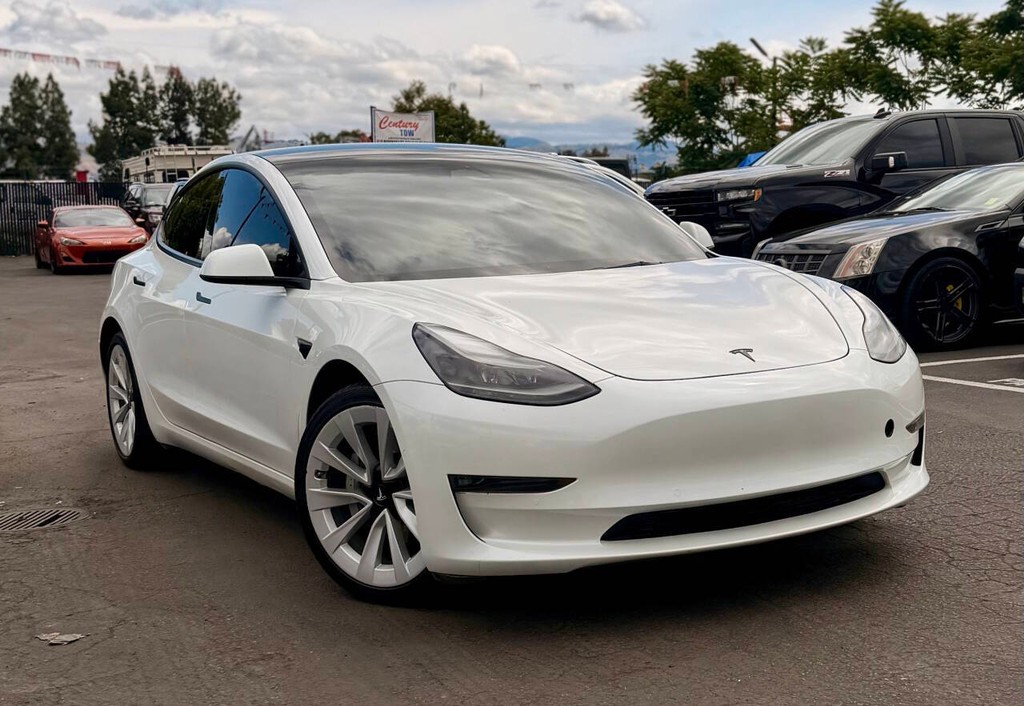 Tesla Model 3 Vehicle Full-screen Gallery Image 02