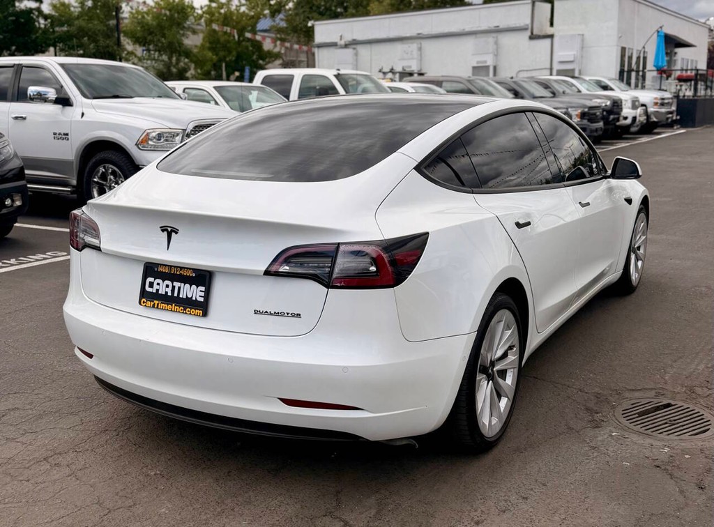 Tesla Model 3 Vehicle Full-screen Gallery Image 06