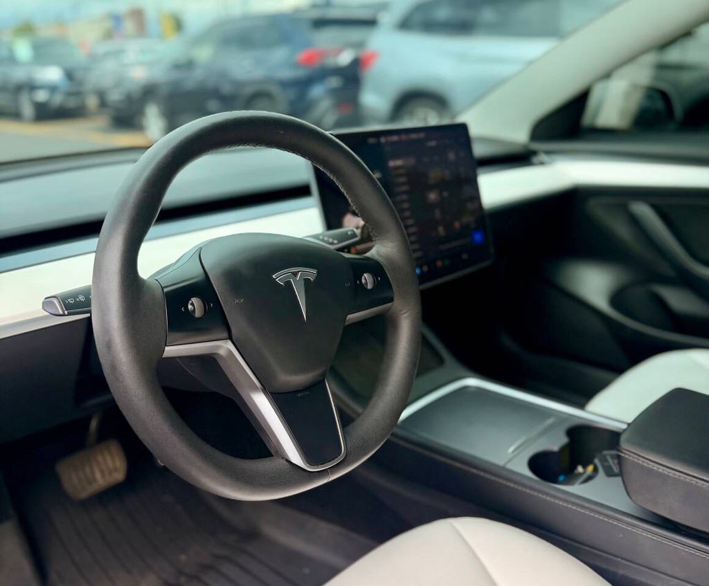 Tesla Model 3 Vehicle Full-screen Gallery Image 09