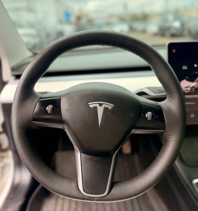 Tesla Model 3 Vehicle Full-screen Gallery Image 07