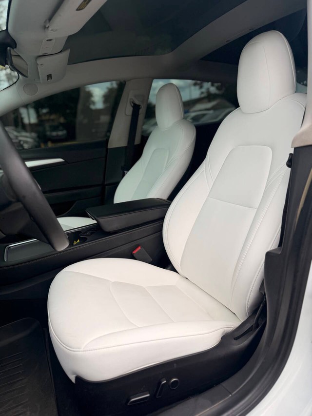 Tesla Model 3 Vehicle Full-screen Gallery Image 11