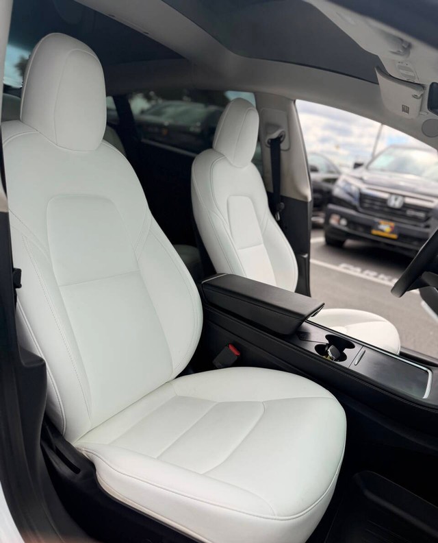 Tesla Model 3 Vehicle Full-screen Gallery Image 12