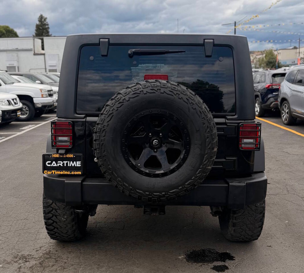Jeep Wrangler Unlimited Vehicle Full-screen Gallery Image 05