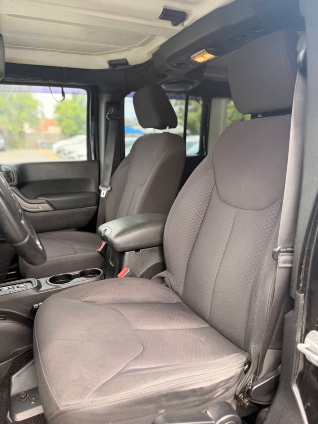 Jeep Wrangler Unlimited Vehicle Full-screen Gallery Image 12