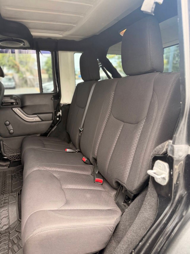 Jeep Wrangler Unlimited Vehicle Full-screen Gallery Image 14