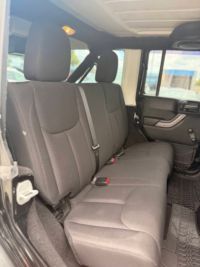 Jeep Wrangler Unlimited Vehicle Full-screen Gallery Image 15
