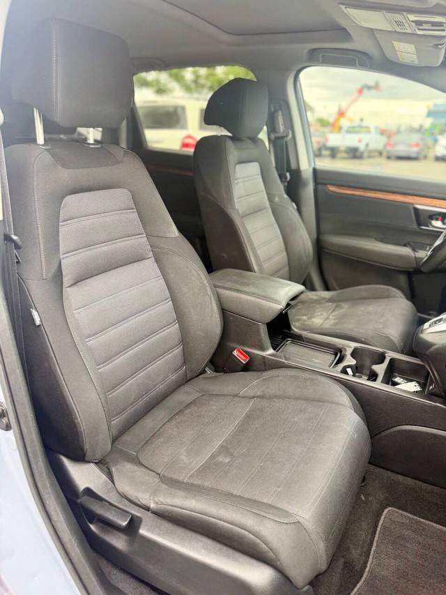 Honda CR-V Hybrid Vehicle Full-screen Gallery Image 11
