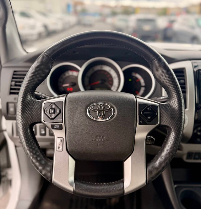 Toyota Tacoma Vehicle Full-screen Gallery Image 08