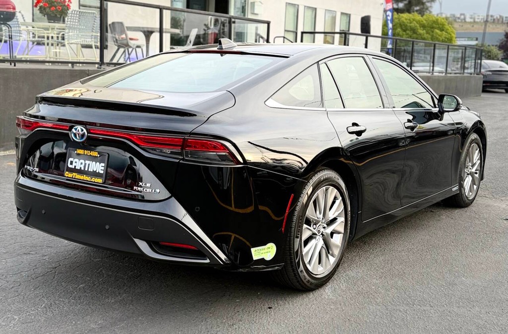 Toyota Mirai Vehicle Full-screen Gallery Image 06