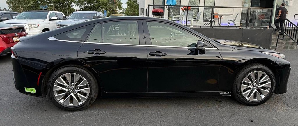 Toyota Mirai Vehicle Full-screen Gallery Image 07