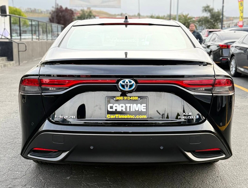 Toyota Mirai Vehicle Full-screen Gallery Image 08