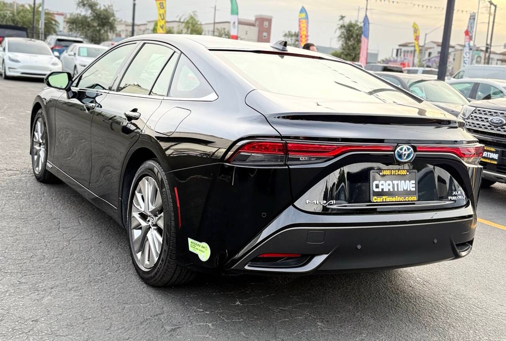 Toyota Mirai Vehicle Full-screen Gallery Image 09