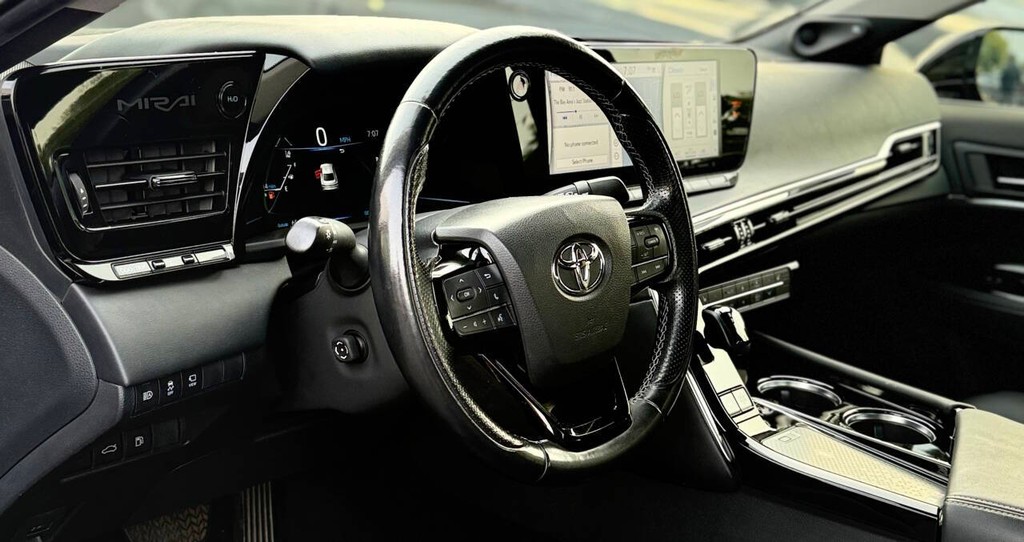 Toyota Mirai Vehicle Full-screen Gallery Image 10