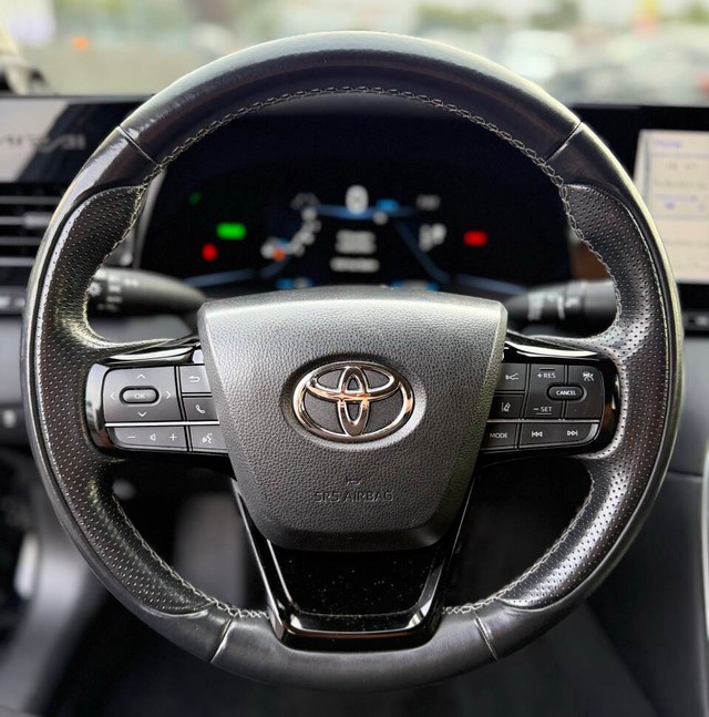 Toyota Mirai Vehicle Full-screen Gallery Image 11