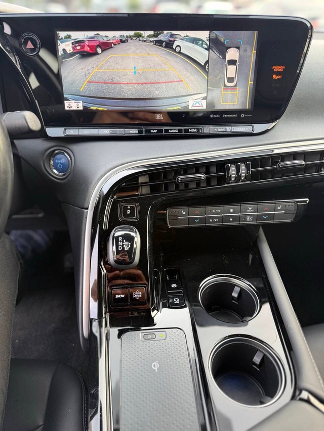 Toyota Mirai Vehicle Full-screen Gallery Image 12