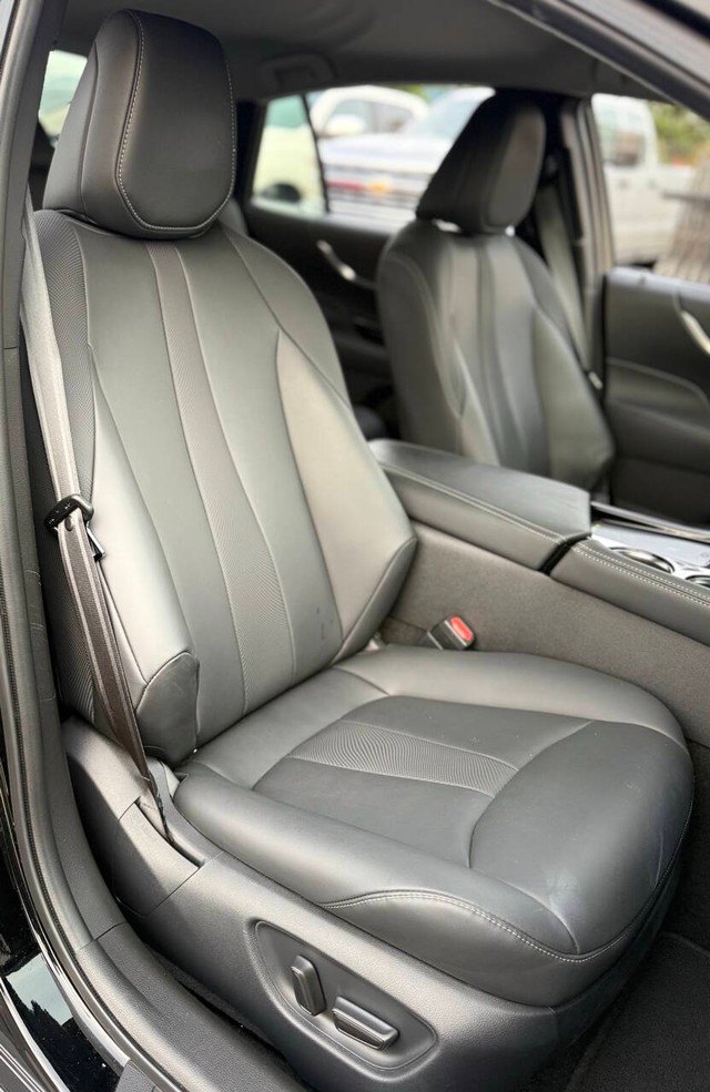 Toyota Mirai Vehicle Full-screen Gallery Image 14