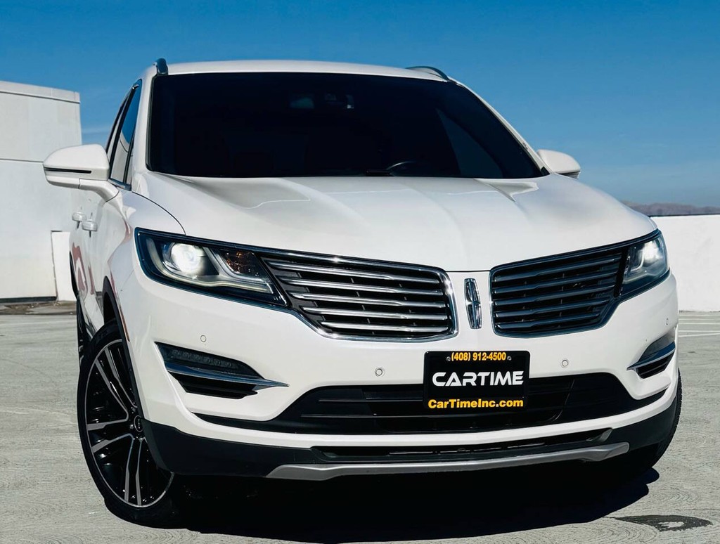Lincoln MKC Vehicle Full-screen Gallery Image 02