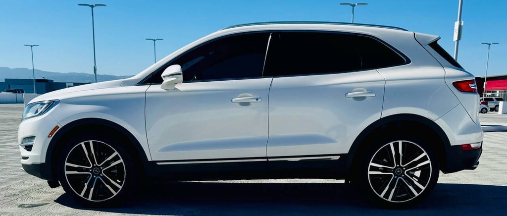 Lincoln MKC Vehicle Full-screen Gallery Image 05