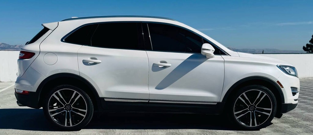 Lincoln MKC Vehicle Full-screen Gallery Image 06