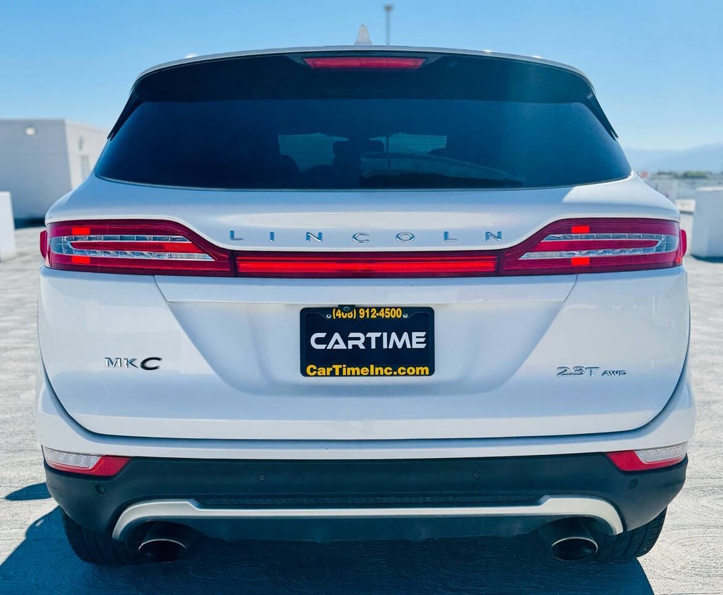 Lincoln MKC Vehicle Full-screen Gallery Image 11