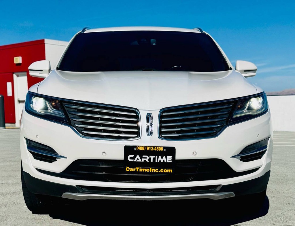 Lincoln MKC Vehicle Full-screen Gallery Image 12