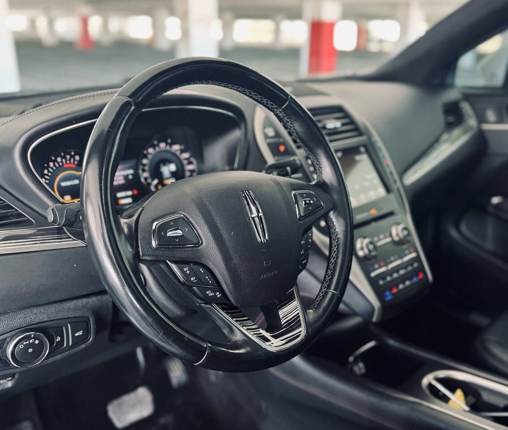 Lincoln MKC Vehicle Full-screen Gallery Image 17
