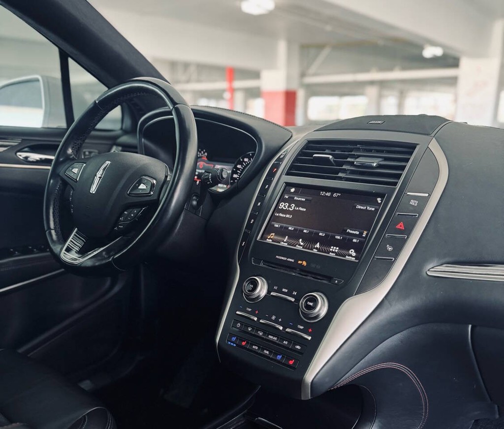 Lincoln MKC Vehicle Full-screen Gallery Image 18