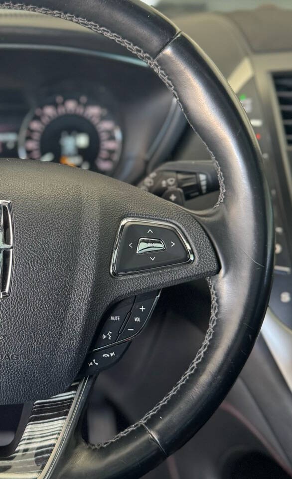 Lincoln MKC Vehicle Full-screen Gallery Image 15
